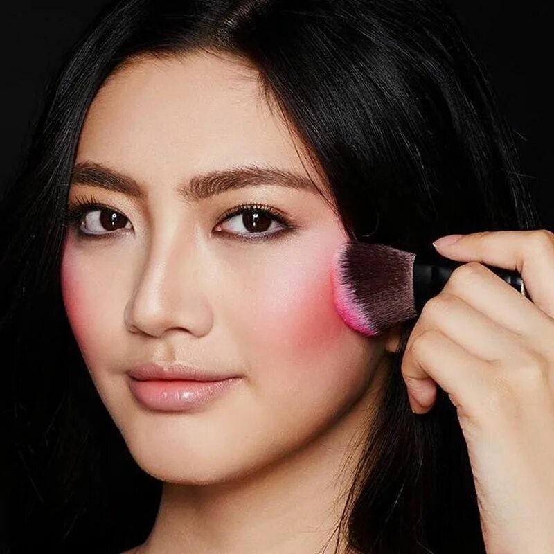 Нанесение скульптора на лицо. Контуринг румянами. Контуринг лица схема. Хайлайтер на скулах. Макияж скулы.