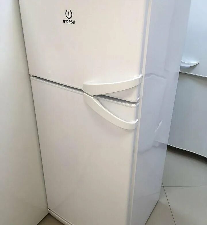 Холодильник Индезит х 9754. Холодильник Индезит 95w. Холодильник Индезит б/у. Индезит b