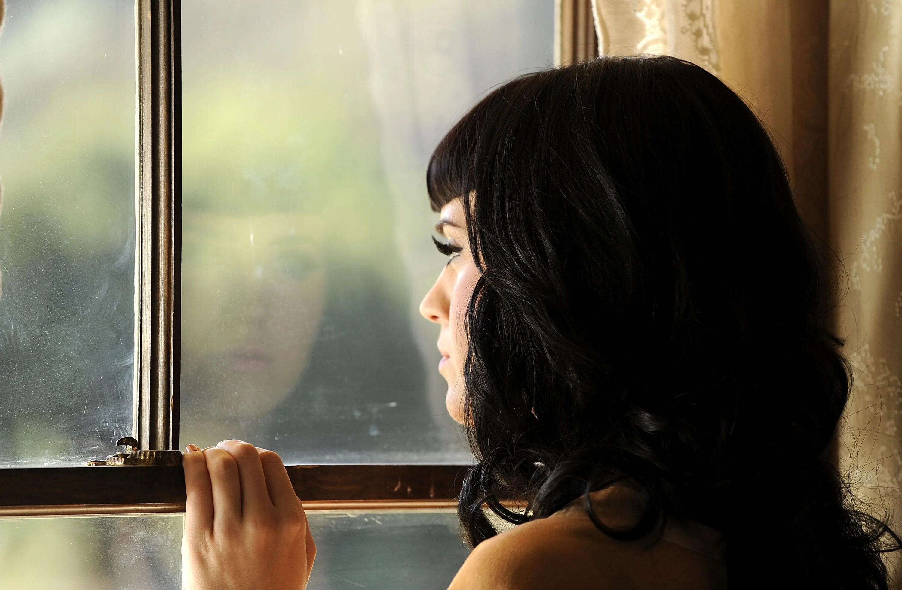 За окном девочка кто поет. Женщина в окне. Женщина возле окна. Отражение девушки в окне. Девушка ждет.