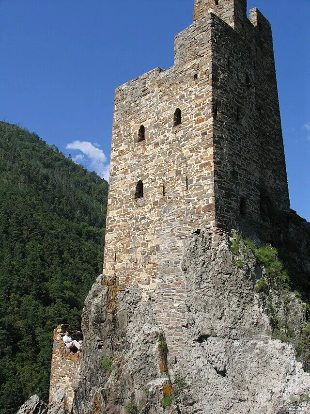 Родовые башни. Родовые башни ингушетии вовнушки. башенный комплекс вовнушки. сторожевые башни северного кавказа. ингушетия башни евлоевский.