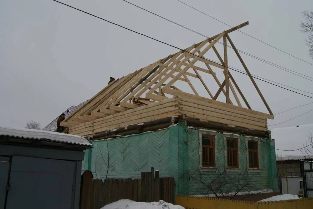 поднятие крыши. домкрат для поднятия кровли. поднять крышу в частном доме. поднять потолки в доме. поднять крышу.