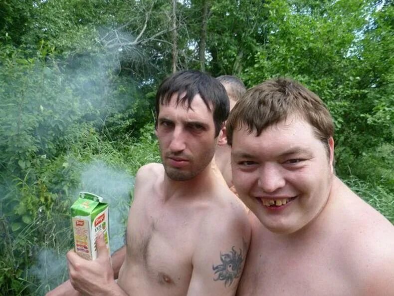 школьник со стаканом во рту. пьяные придурки. пьяные придурки. пьяные придурки. идиоты в социальных сетях.