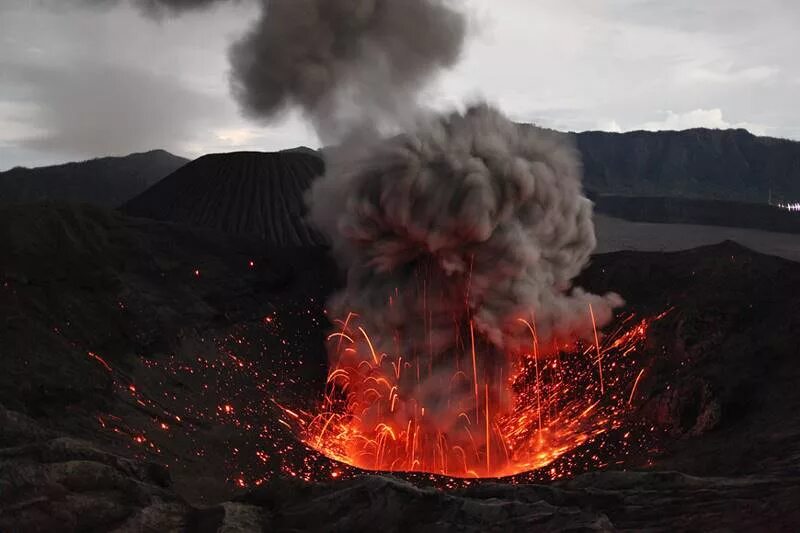 Чс сприродного характера. Чс природного характера вулканическое извержение. Чрезвычайные ситуации природного характера. Геофизически опасные явления (землетрясения, извержения вулканов). Чрезвычайные ситуации природного характера извержение вулкана.
