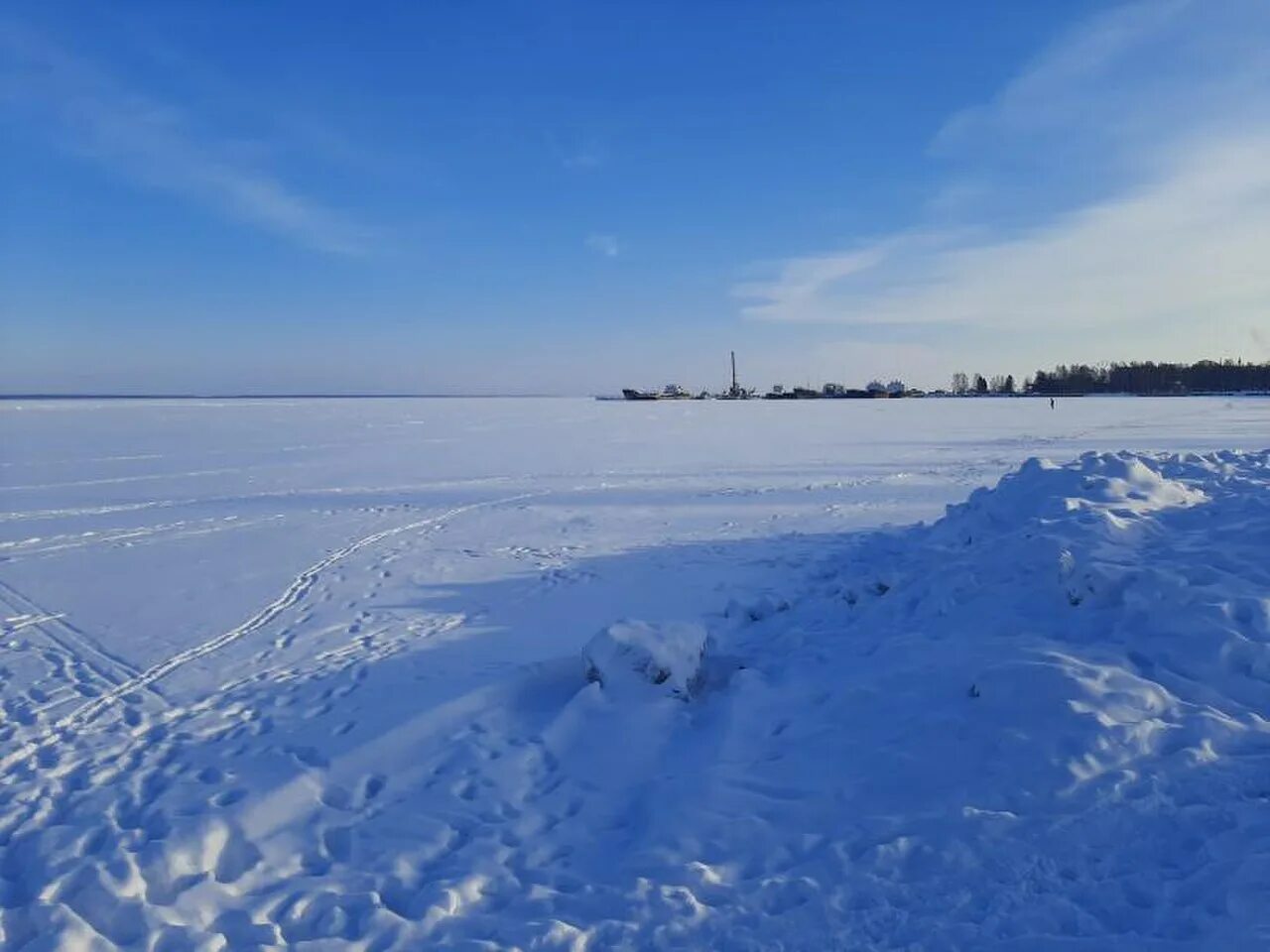 Замерзшее Онежское озеро. Онежское озеро зима. Снежное Онежское озеро. Онежское озеро зимой лёд. Онежское озеро ледовая