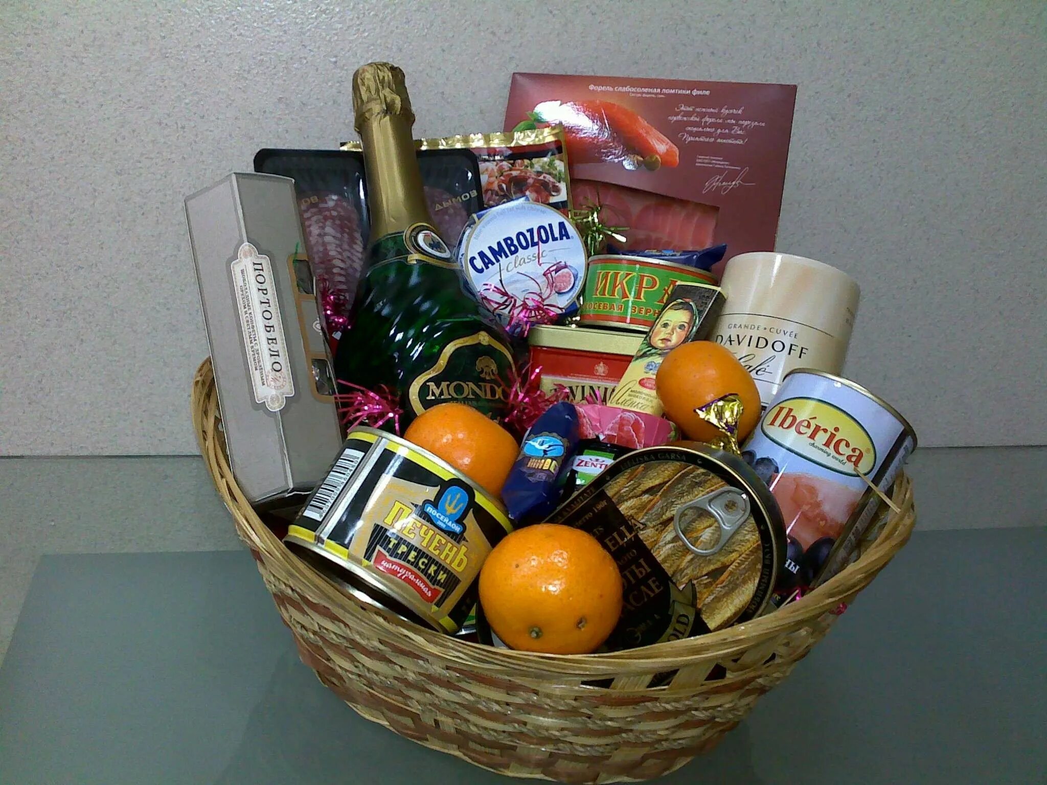 Подарки для детей. Вручение подарка. Что дарить когда идешь в гости. Гостинцы детям. Самые стремные подарки.