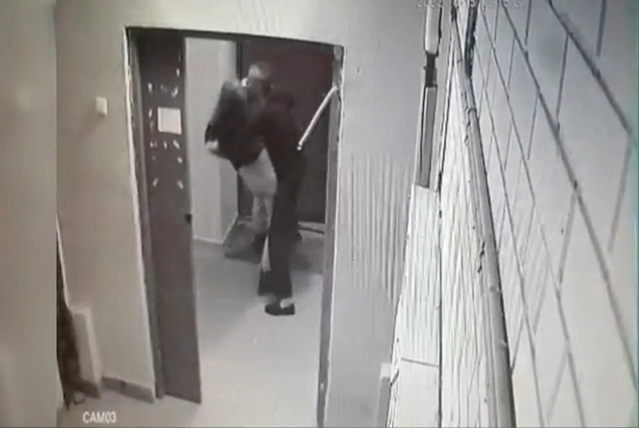 В Подъезде Видео