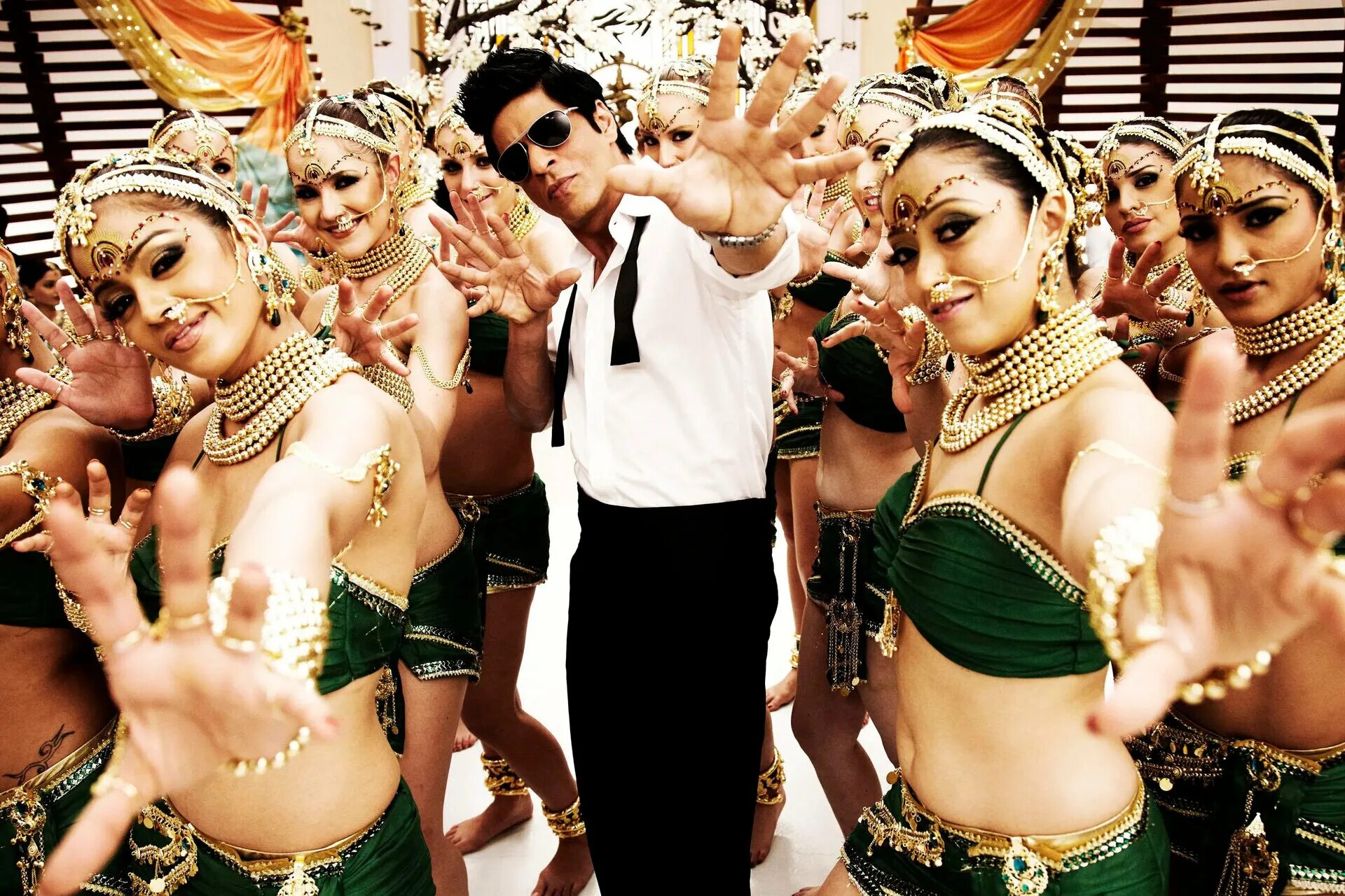 индийские танцы. индия нью дели болливуд. индийский фильм болливуд. каждый танцевать индийский. приянка чопра танцует.