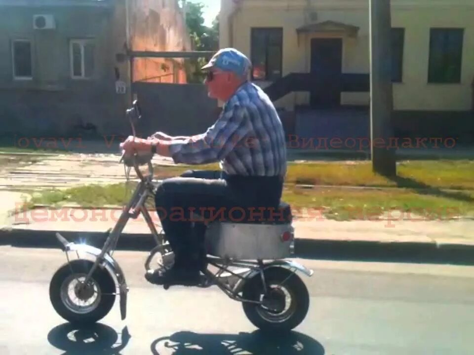 Дед мопед. Дедушка на мотоцикле. Мопед для Стариков. Дедушка на мопеде
