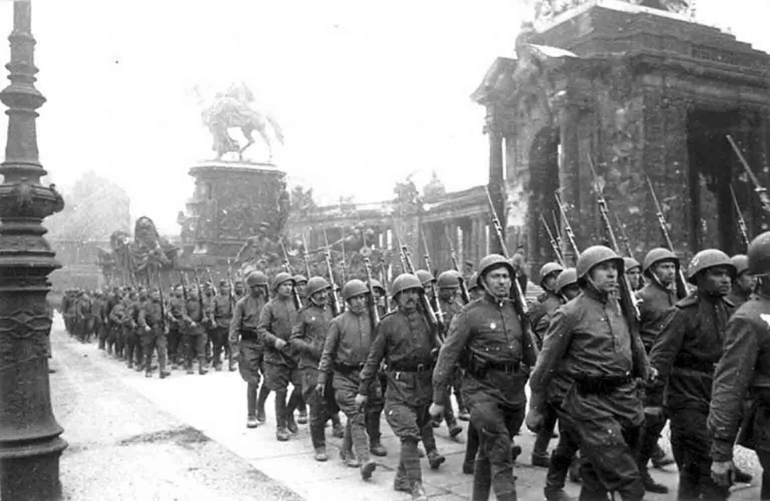 7 великих побед великой отечественной войны. Берлин взятие Рейхстага май 1945. Солдаты красной армии 1945 Берлин. Забытый парад Победы в Берлине 7 сентября 1945 года.