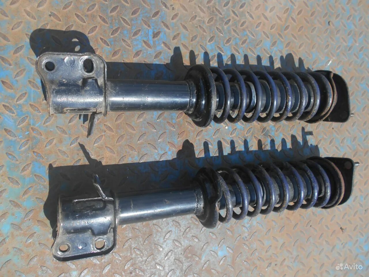 В сборе. Передние стойки амортизаторов ока агат. Передние стойки на ваз 1111 ока. Стойка амортизатора ока. Амортизатор передний ваз 1111.