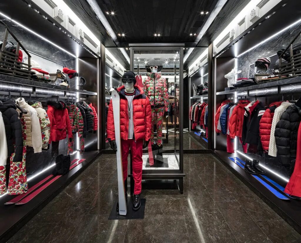 Цум монклер. Бутик монклер. moncler гум. moncler магазин. монклер интерьер магазина.