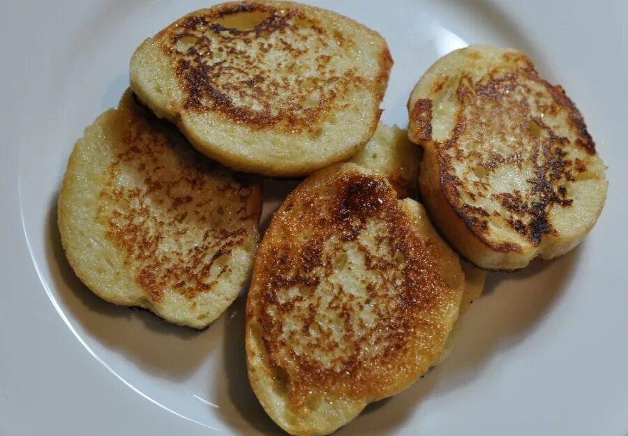 Гренки с яйцом. Гренки с яйцом на сковороде. Гренки в яйце и молоке. Гренка с яйцом и молоком. Гренки с яйцом без молока на сковороде