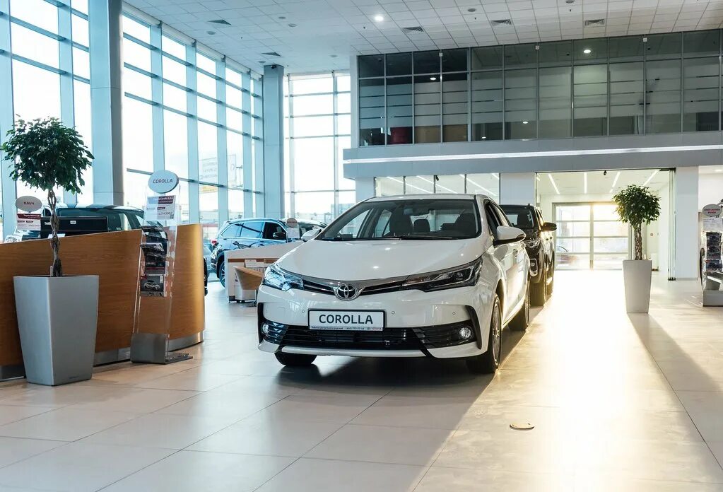 Продажа авто тойота центр иркутск. Тойота Королла Тойота центр. Toyota Corolla дилерский центр. Toyota New Corolla белый в автоцентре. Toyota центр Кемерово.