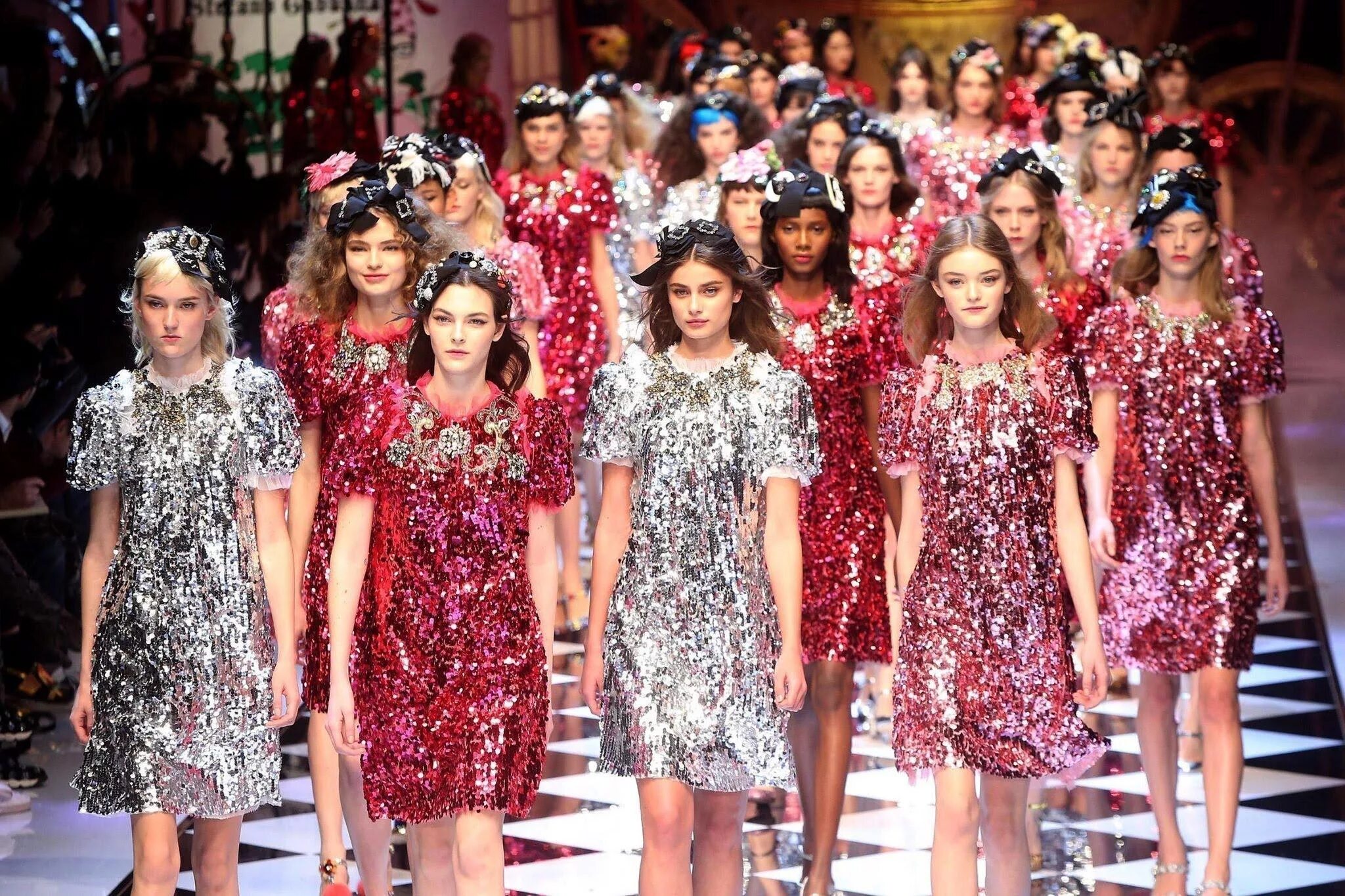 Дольче энд габбана коллекция. Dolce моды. Дольче габбана 2021. Показ дольче габбана в венеции. Дольче габбана alta moda 2020.