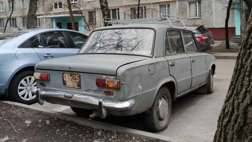 Газ м20 победа заброшенная. Ржавый автомобиль. Брошенный новый автоваз. Бесхозный автомобиль во дворе. Газ 21 у мгу.