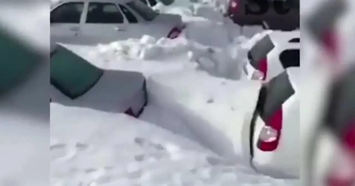 Рен тв 22 февраля. Машина занесена снегом в Норильске. Занесло на снегу авария. Ростов занесло снегом. Закопали машину снегом в Твери.