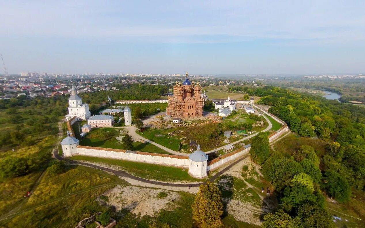 Погулять брянске. Свенский монастырь Брянск. Окрестности Свенского монастыря Брянск. Достопримечательности Брянска Свенский монастырь. Свенский монастырь панорама.