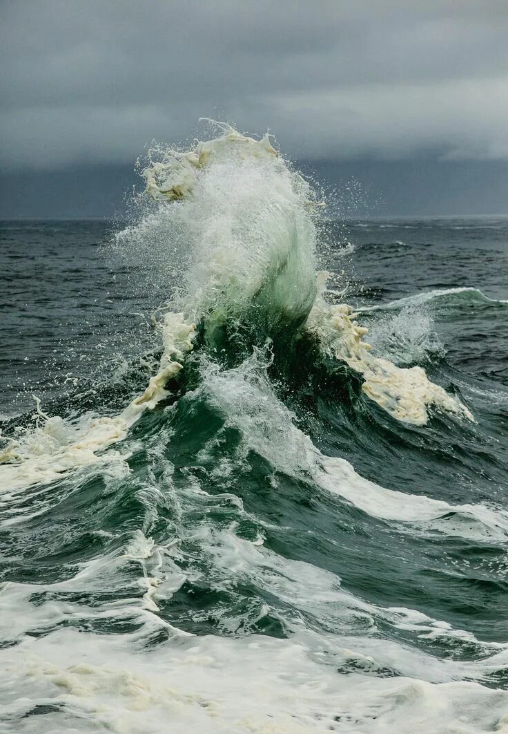 Ветер поднимал волны. Саргассово море шторм. Море штормит. Волны шторм. Море, волны.
