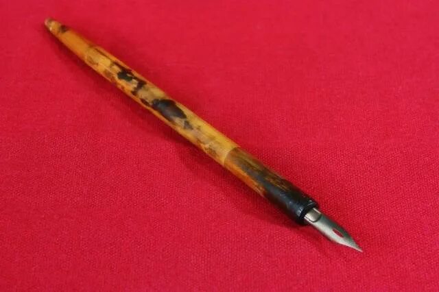 авторучка словарь. перьевая ручка и бумага. авторучки сталина. авторучка словарь. перьевая ручка diplomat excellence.