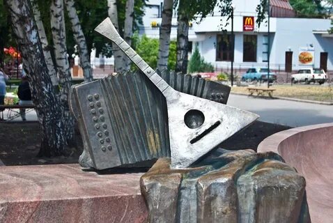 Памятник гармошке