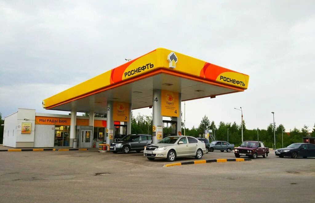 Заправки роснефть на карте россии. Автозаправка у. Петровского. Тканевые фигуры у заправки. Надувной на заправках. Беспилотник в Роснефть Одоевское шоссе.