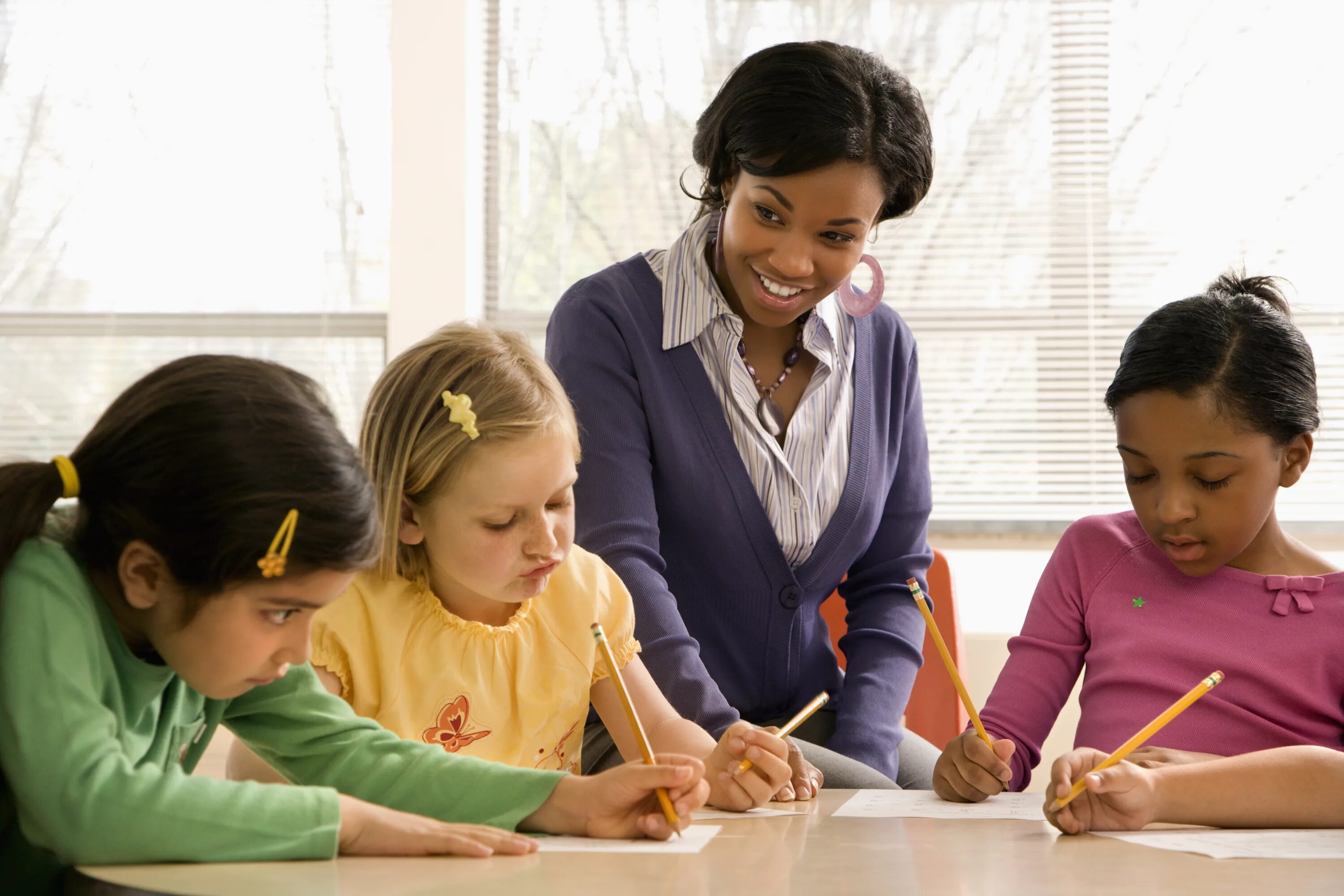 I teach children. Педагог и ученик. Учитель и ученик. Учитель в школе. Учитель и дети.