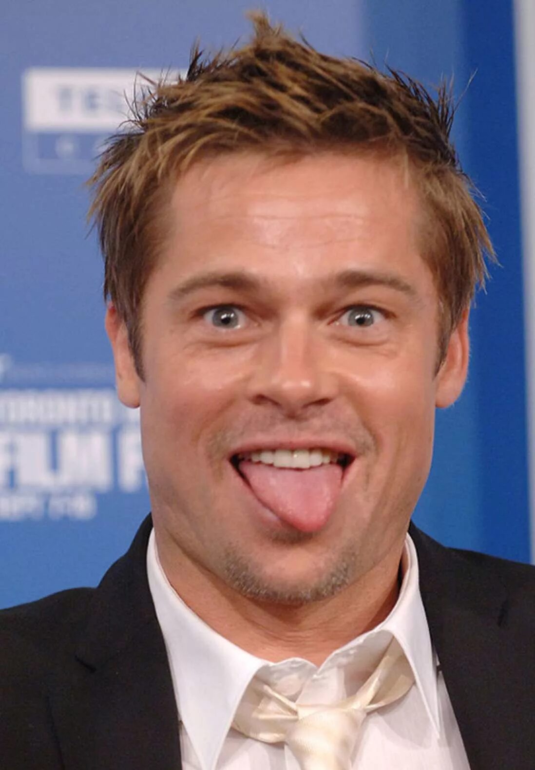 Рассел брэнд фильмы. Брэд питт корчит рожи. Смешные лица знаменитостей. Смешные фото со знаменитастя. Хью джекман.