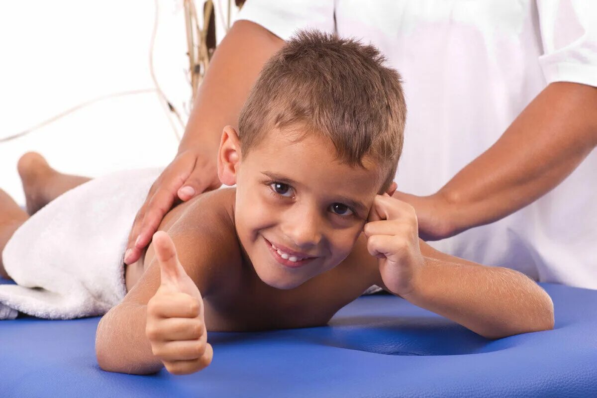Расслабленный массаж ребенку. Детский массаж. Массаж детям. Лечебный массаж для детей. Детский лечебный массаж.