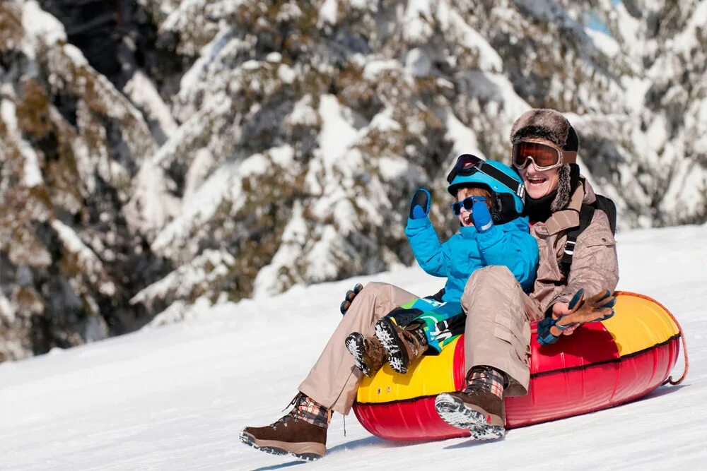 Кататься на санках во сне. Девочка на санках. Горке кататься во сне. Катание с горы на санках. Мужчина на санках.