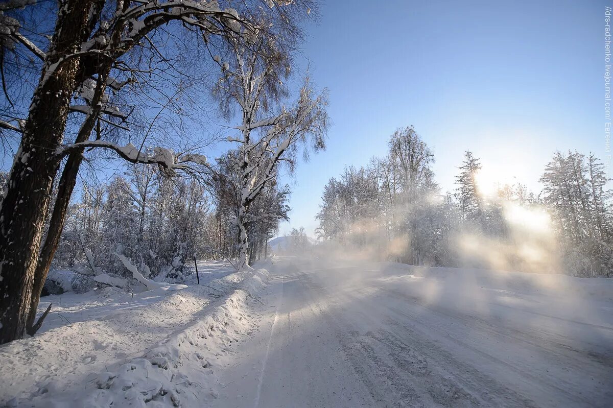 Зимняя Колымская трасса. Морозная дымка. Морозный дым. Дымка март дорога. Дымка снега