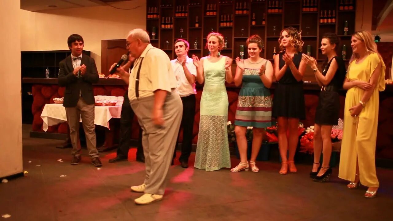 Танец с дедушкой на свадьбе. Танец Деда с внучкой на свадьбе. Поздравительный танец родителей на свадьбе. Дедушка на свадьбе внучки танцует.