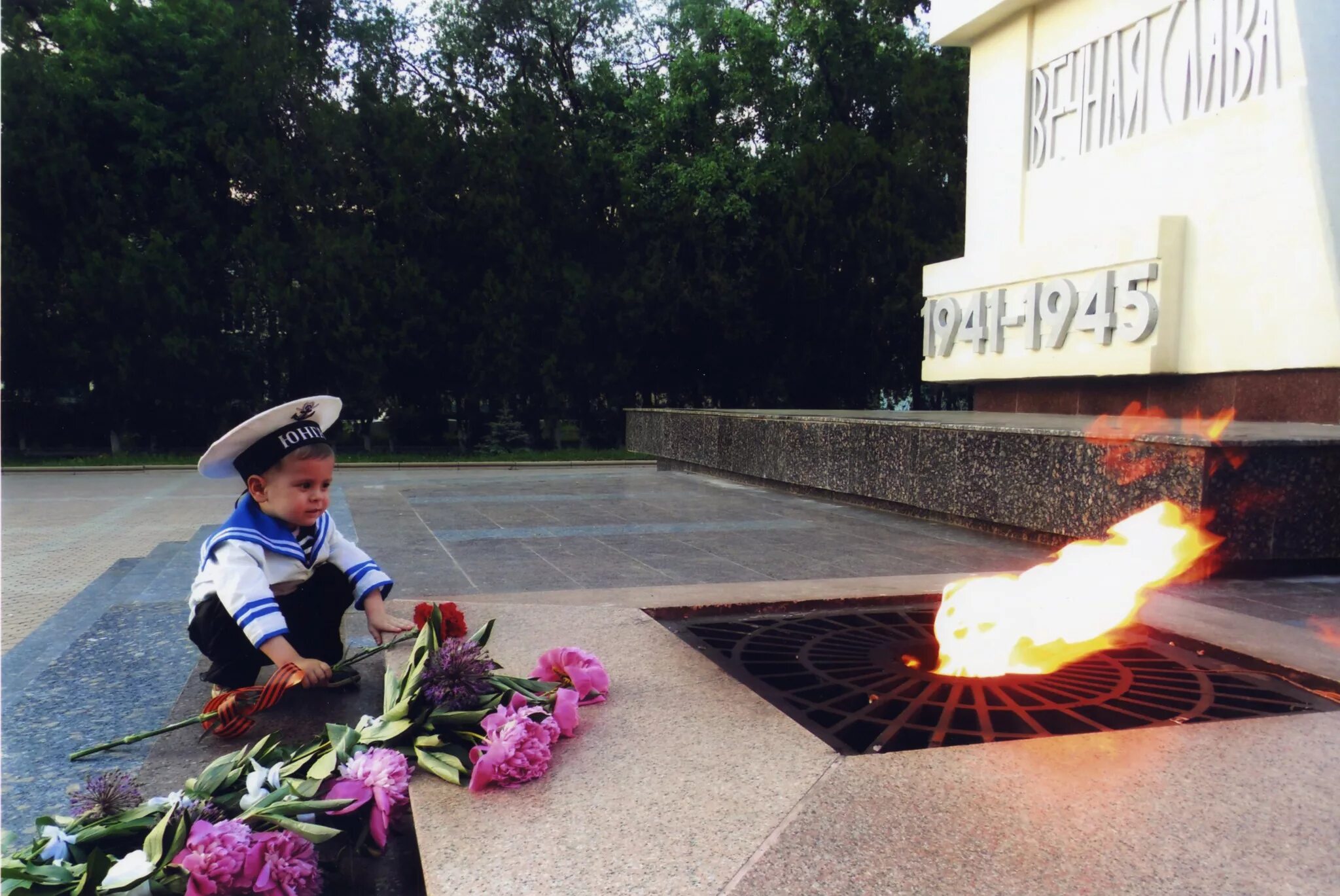 Мальчик на дне победы. Экскурсия к памятнику “вечный огонь” Иркутск. Дети с цветами у вечного огня. Дети возлагают цветы к Вечному огню. Вечный огонь для детей.