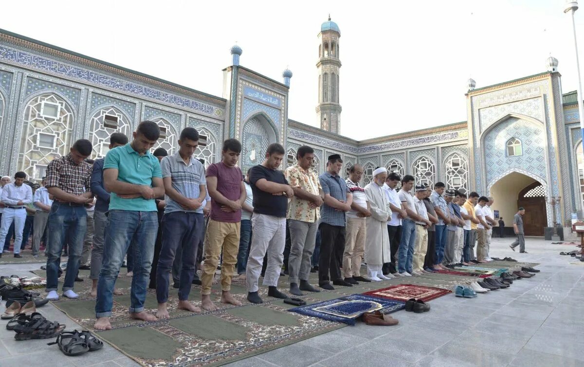 Рамадан у таджиков. Медресе мечеть в Таджикистане. Душанбе Рамазан. Таджик в мечети. Рамадан в Таджикистане.
