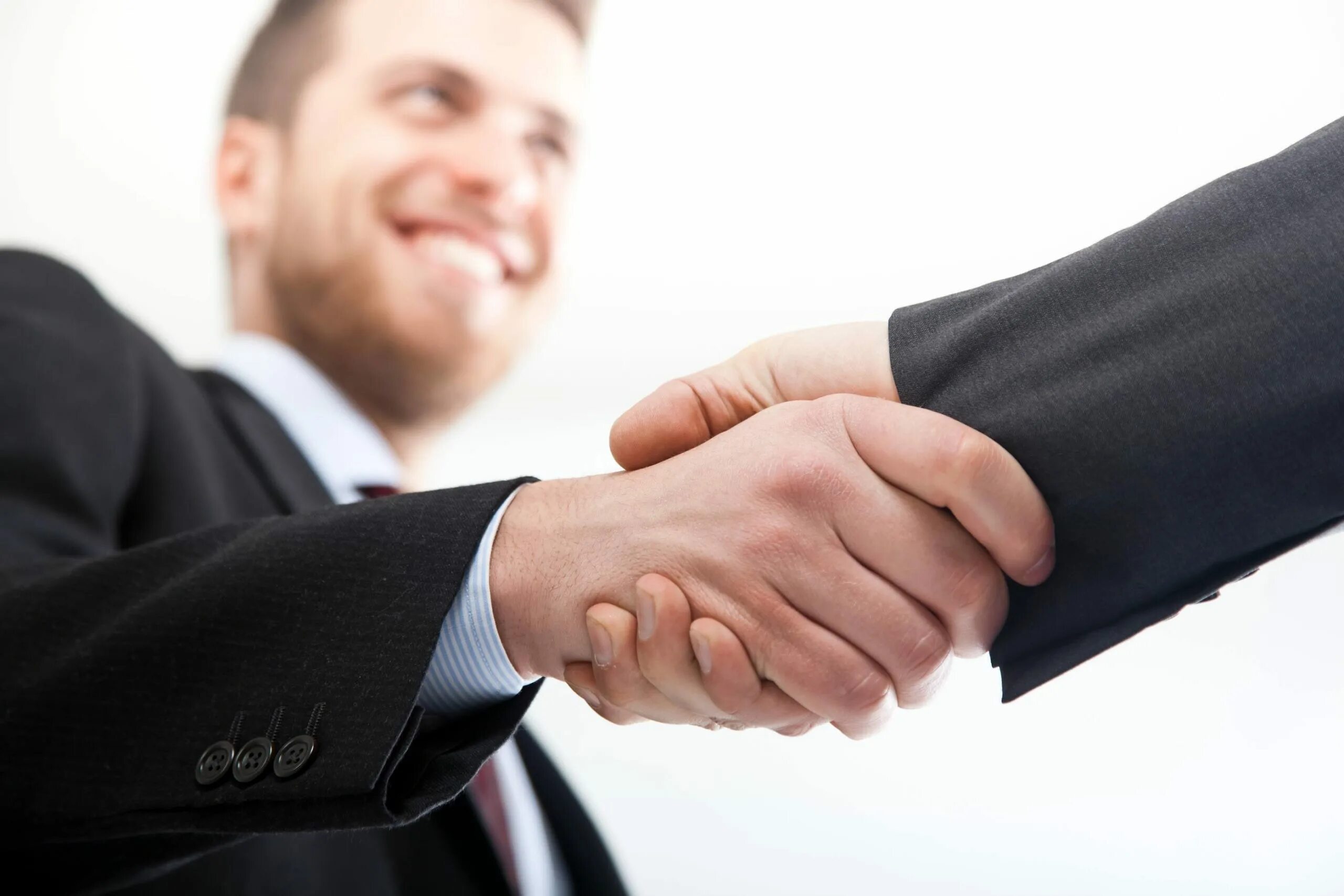Деловой партнер. Рукопожатие. Пожатие рук. Бизнесмены пожимают руки. Рукопожатие деловых людей.