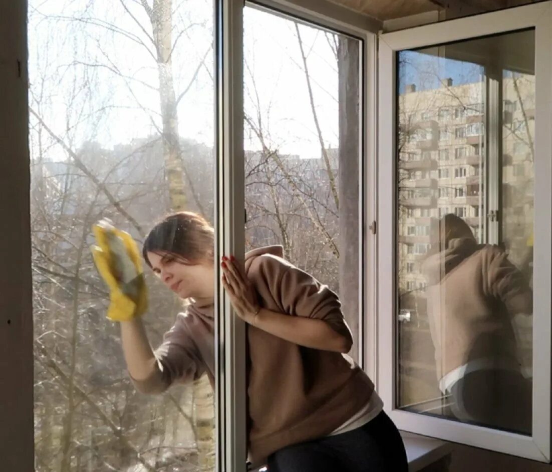 Мыла окно сонник. Грязное окно. Мытье окон после ремонта. Невымытые окна. Вымыть окна.