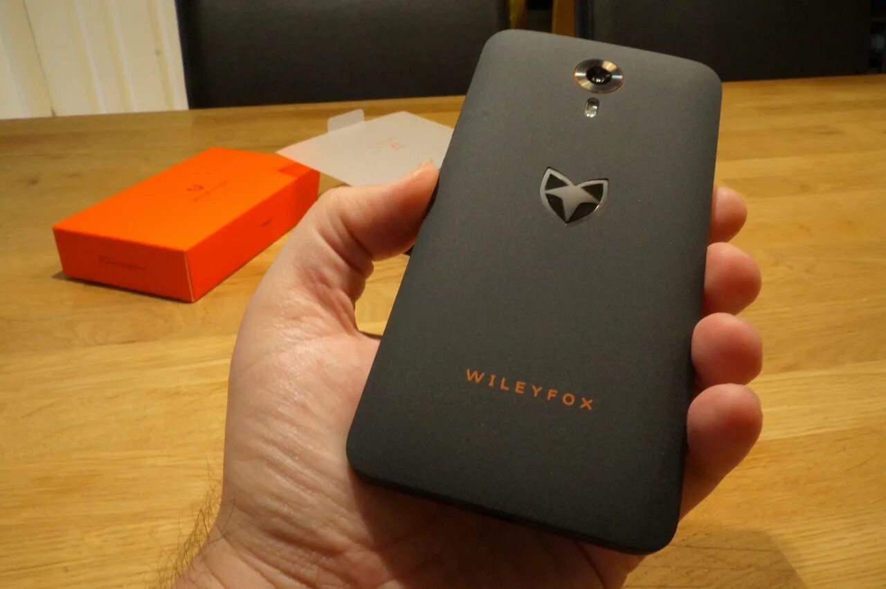 Смартфон fox. Телефон Wileyfox Swift 2. Телефон Fox Swift. Wileyfox Swift 1. Wiley Fox Swift.