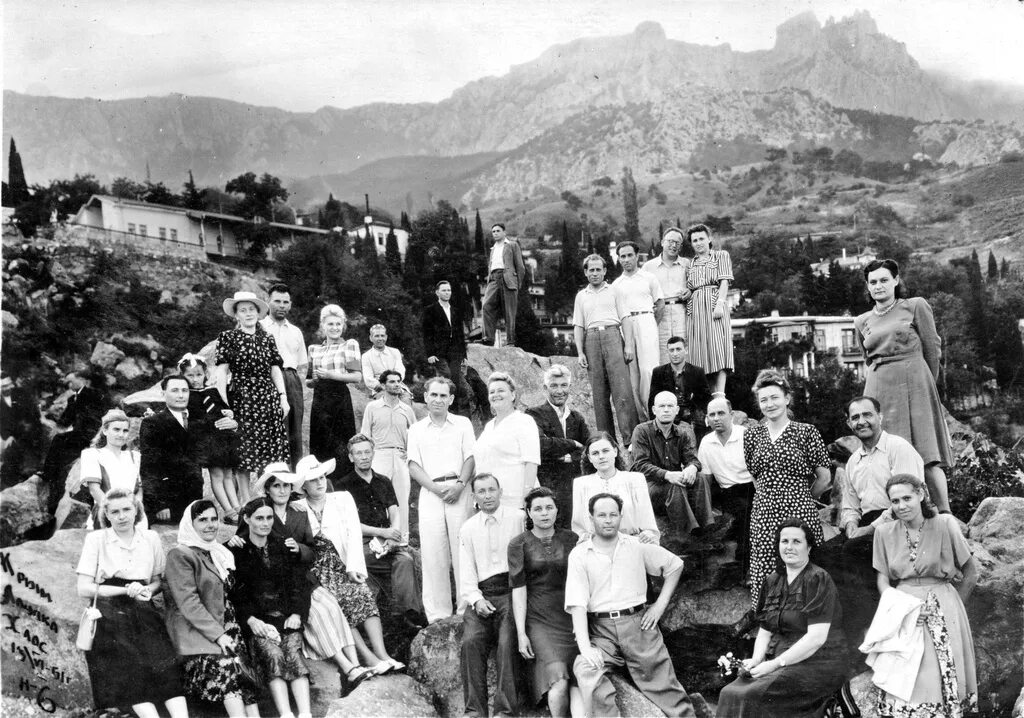 Июнь 1951. Алупка дом культуры 1960 год. Крым 1991. Алупка старые фотографии.