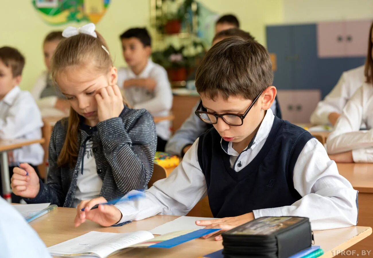 Помощь к школе рб. Класс в школе с учениками. школьники 11 класс. школа в беларуси. белорусские ученики в школе.