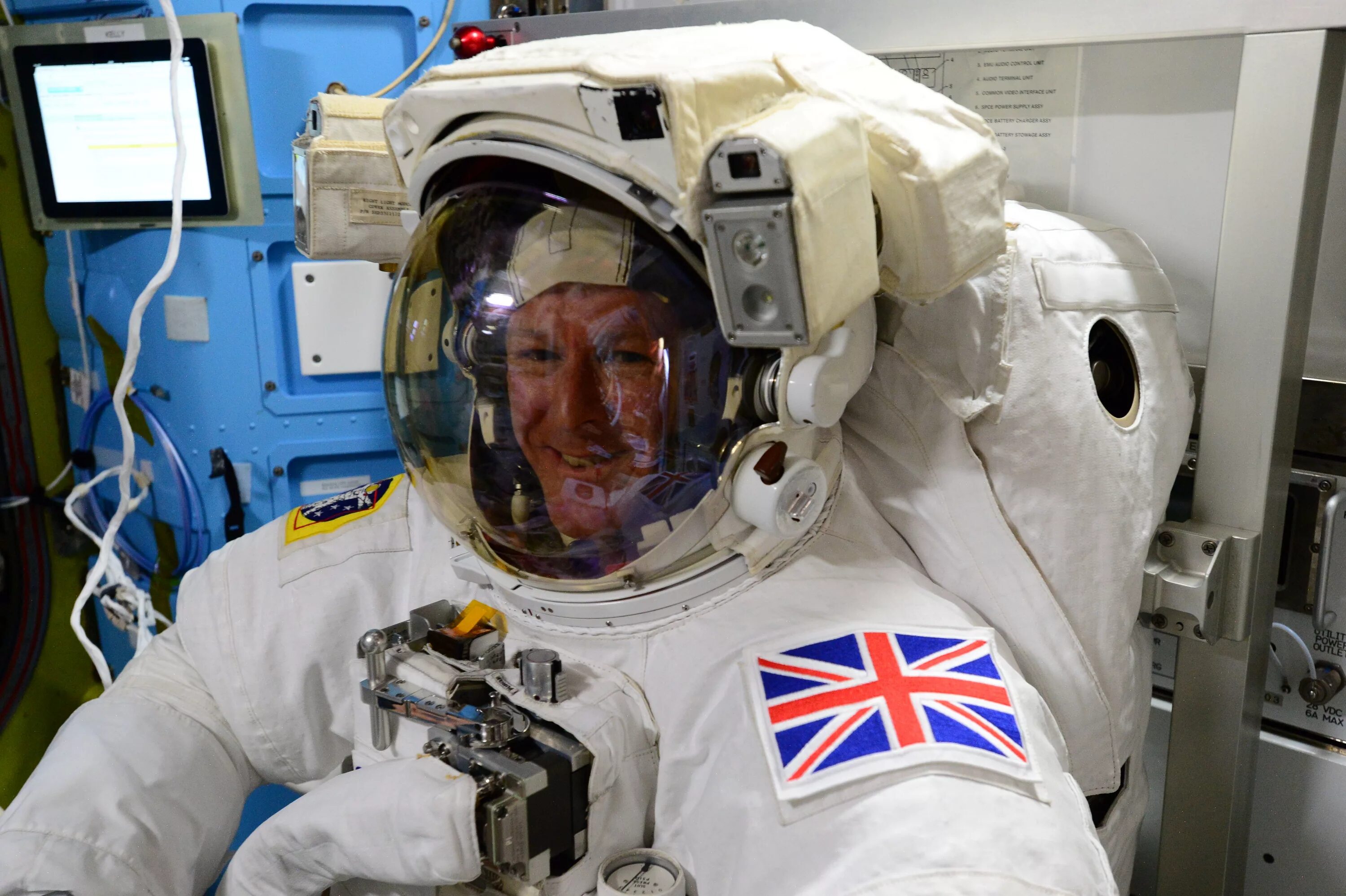 Tim Peake. Космонавт в космосе. Шлем астронавта. Британский космонавт.