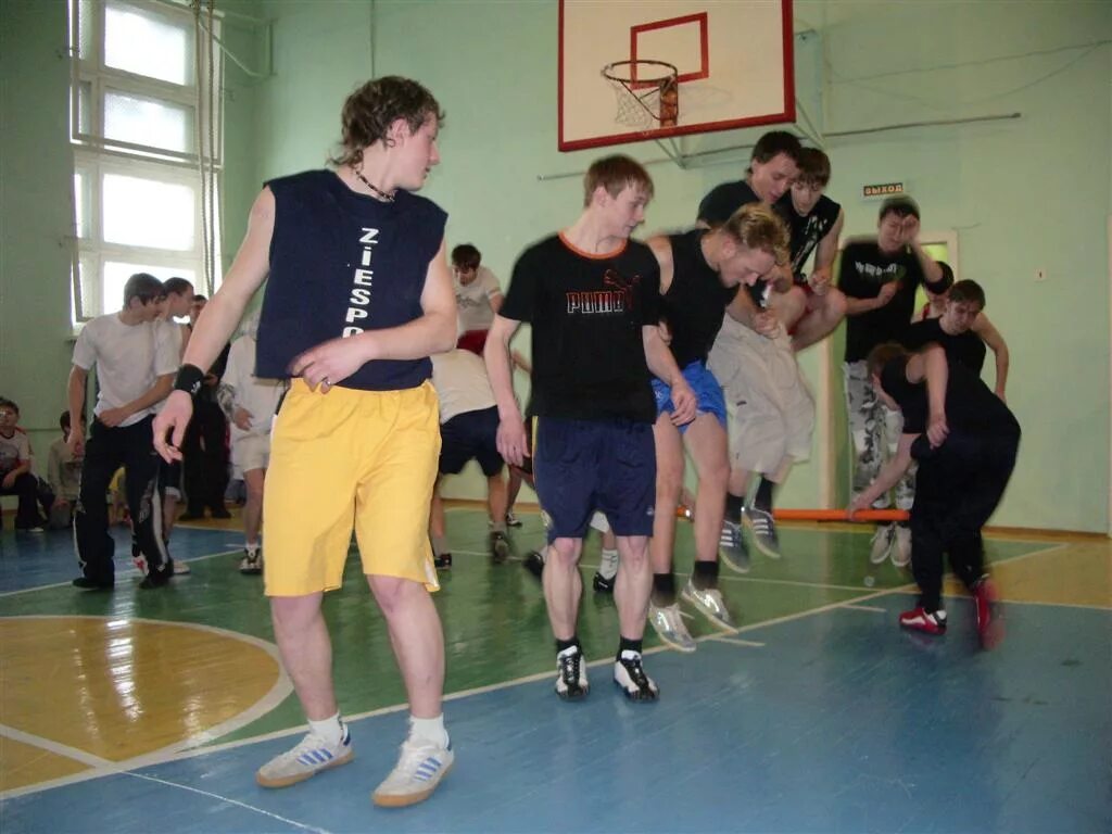 Школьники без майки. Урок физической культуры. На физре без футболки. Парни на физре. Урок физической культуры в школе.