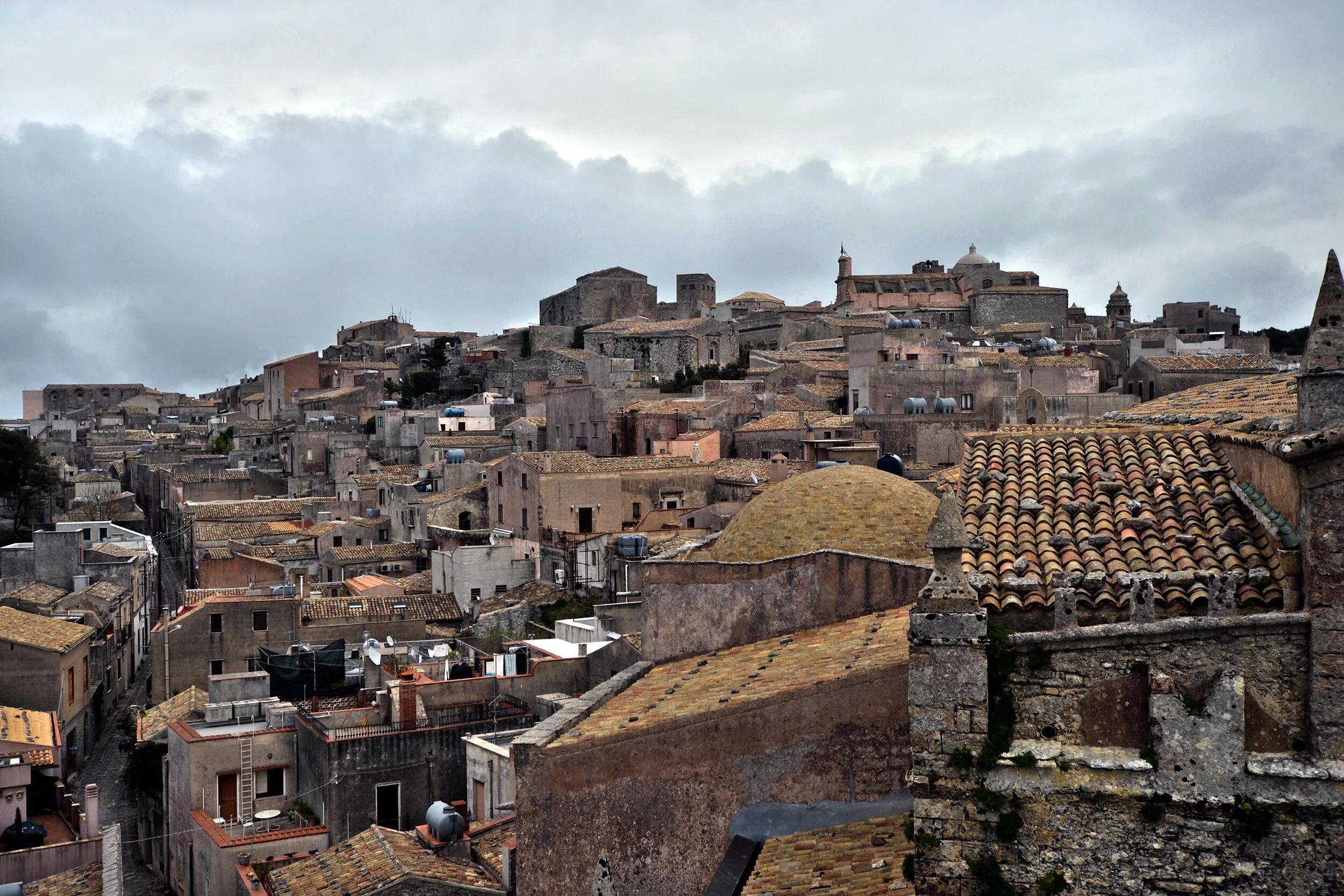 Сайт town. Сицилия руины. Сицилия средневековье. Эриче Сицилия средневековые улицы. Сицилия заброшенный город.