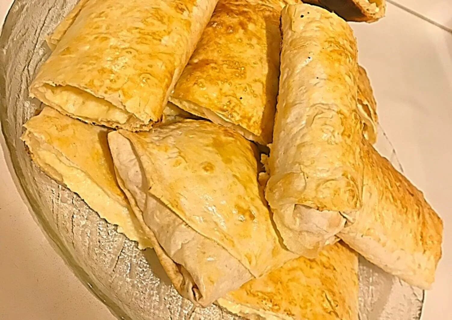 Сырный лаваш рецепт фото. Закуска из лаваша трубочки. Рулет из лаваша с колбасой и сыром. Сырная лепешка из лаваша. Сырный лаваш состав.
