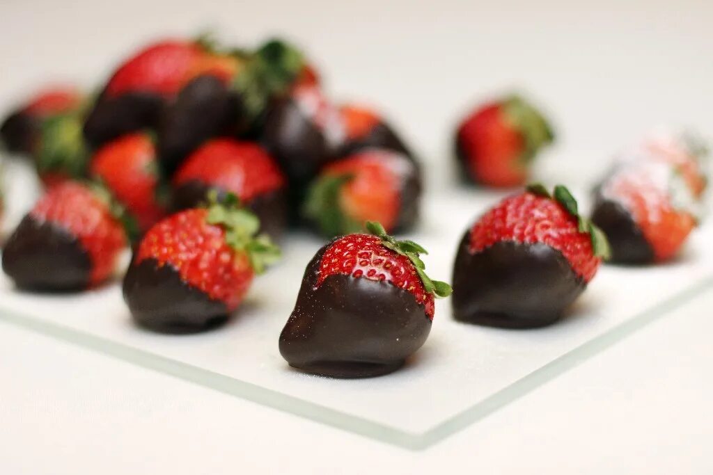 клубника в шоколаде 6 штук. клубника в шоколаде с днем рождения. клубника в шоколаде. букет клубника в шоколаде. клубника в шоколаде с днем рождения.