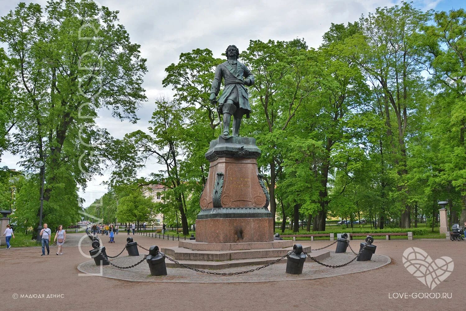 Памятник петру i в кронштадте. Петровский парк Кронштадт. Памятник Петру i (Кронштадт). Памятник Петру 1 в Кронштадте. Летний сад Кронштадт памятник Петру 1.