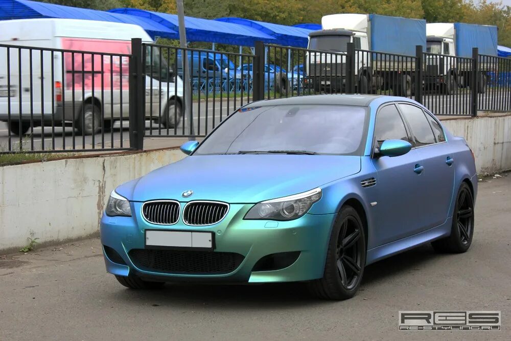 BMW m5 зеленая. BMW m5 e60 хамелеон. БМВ м5 е60 хамелеон. БМВ е60 зеленая матовая. Матовая м5