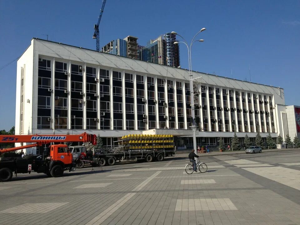 Ул красная 122 краснодар. Краснодар улица красная 122. Краснодар, красная улица, д. Видеоэкран краснодар. Красная 122 краснодар муниципальный концертный зал.