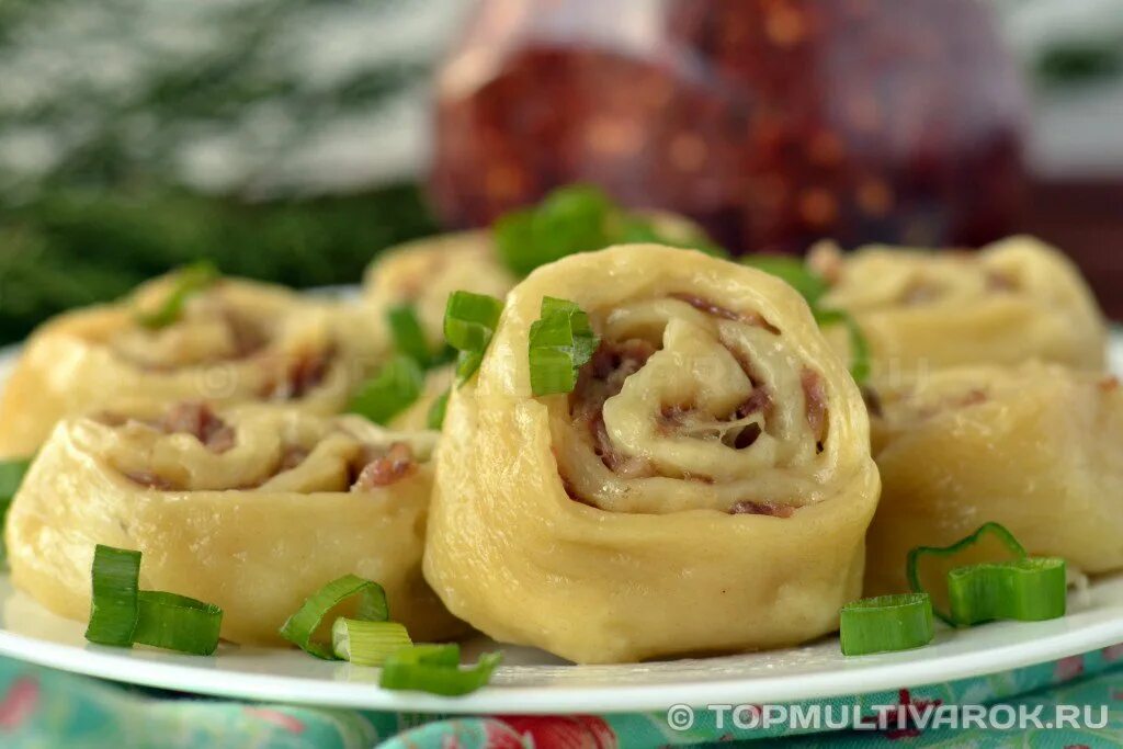 Штрудель с мясом и картошкой рецепт. Штрудли с картофелем и мясом. Штрудель с мясом и картошкой. Баварские штрули. Штрули с фаршем.