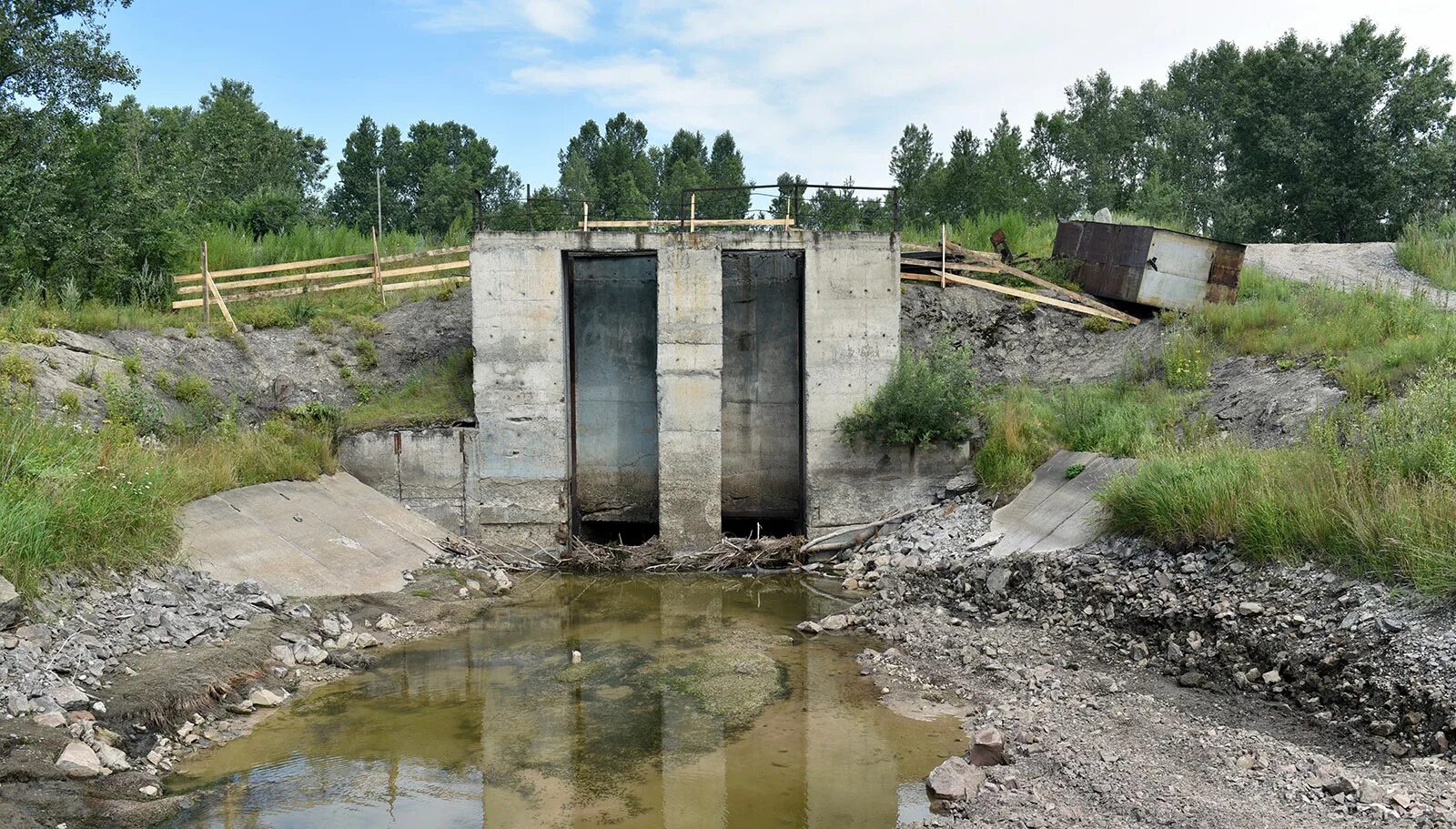 Дамба в уфе. Плотина артемовского водохранилища свердловской области. плотина грязовец. амазар плотина. минусинская дамба.