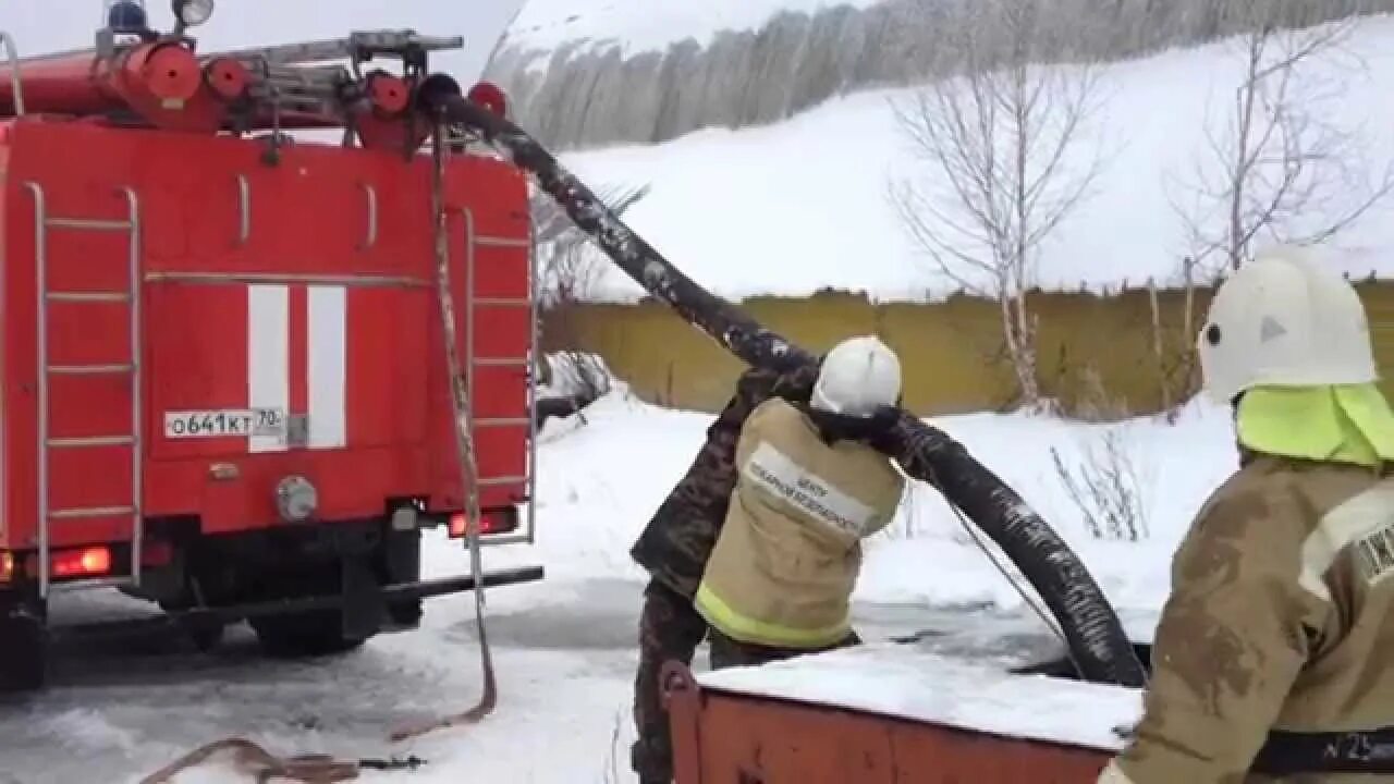 Пожарный автомобиль подача воды. Забор воды из пожарного гидранта пожарной машиной Урал 55571. Забор воды из водоема пожарной машиной ЗИЛ 131 АЦ 40. Забор воды из гидранта пожарной машиной ЗИЛ 131 АЦ 40. Забор воды из водоема пожарной машиной.