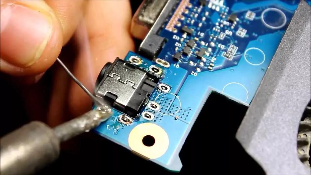 На зарядный или usb порт попала жидкость. Разъёмы зарядок для телефона. Юсб разъем на ноутбуке. Юсб 2. На зарядный или usb порт попала жидкость.